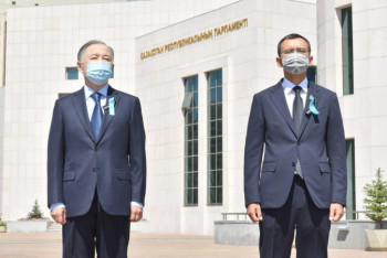 Фотография к новости: Нигматулин и Ашимбаев почтили память жертв пандемии коронавируса