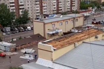 Фотография к новости: Сотни домов уже сутки без света после урагана в Караганде