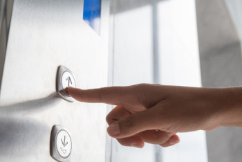 Фотография к новости: Китаянка проехалась в лифте и заразила коронавирусом более 70 человек