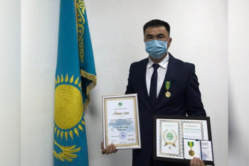 Фотография к новости: Спасшего двух мужчин из колодца сотрудника ЦОНа наградили в Алматы