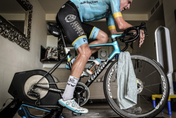 Фотография к новости: Велогонщики "Астаны" досрочно снялись с виртуальной гонки "Тур де Франс"