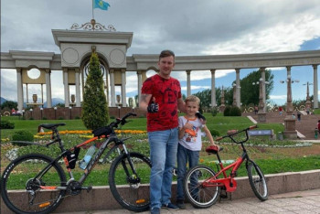 Фотография к новости: Алматинские велосипедисты требуют создать велополицию и штрафовать пешеходов