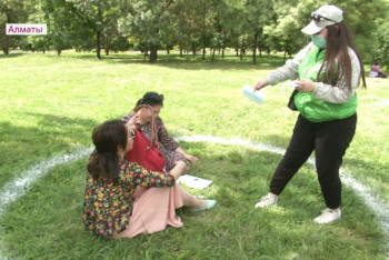 Фотография к новости: Разметку социальной дистанции нанесли на траву в парке Первого Президента в Алматы