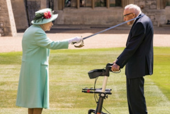 Фотография к новости: Елизавета II посвятила в рыцари 100-летнего ветерана