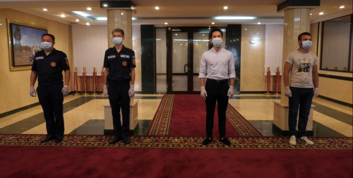 Глава МВД наградил за отвагу мужчин, спасших девушку в Нур-Султане