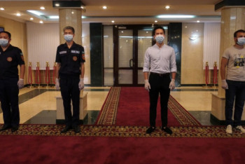 Фотография к новости: Глава МВД наградил за отвагу мужчин, спасших девушку в Нур-Султане