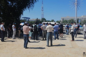 Фотография к новости: Группа актаусцев вышла на площадь из-за отсутствия лекарств в аптеках