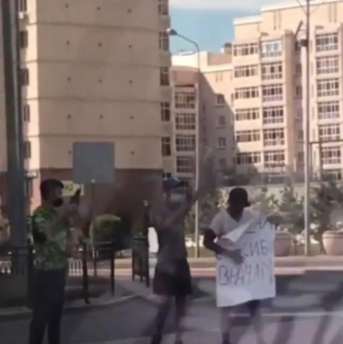 "Спасибо врачам": сигнальный флешмоб устроили в Нур-Султане