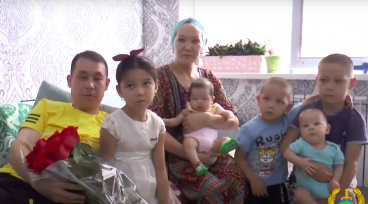 Прыгнувшего за преступником с 13 этажа полицейского наградили медалью в Алматы