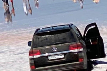 Фотография к новости: Полиция разыскивает водителя внедорожника, заехавшего в розовое озеро Кобейтуз