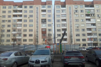 Фотография к новости: Жители накренившейся многоэтажки в Алматы возмутились ремонтом