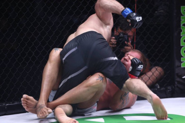 Фотография к новости: Емельяненко проиграл Исмаилову нокаутом на турнире в Сочи