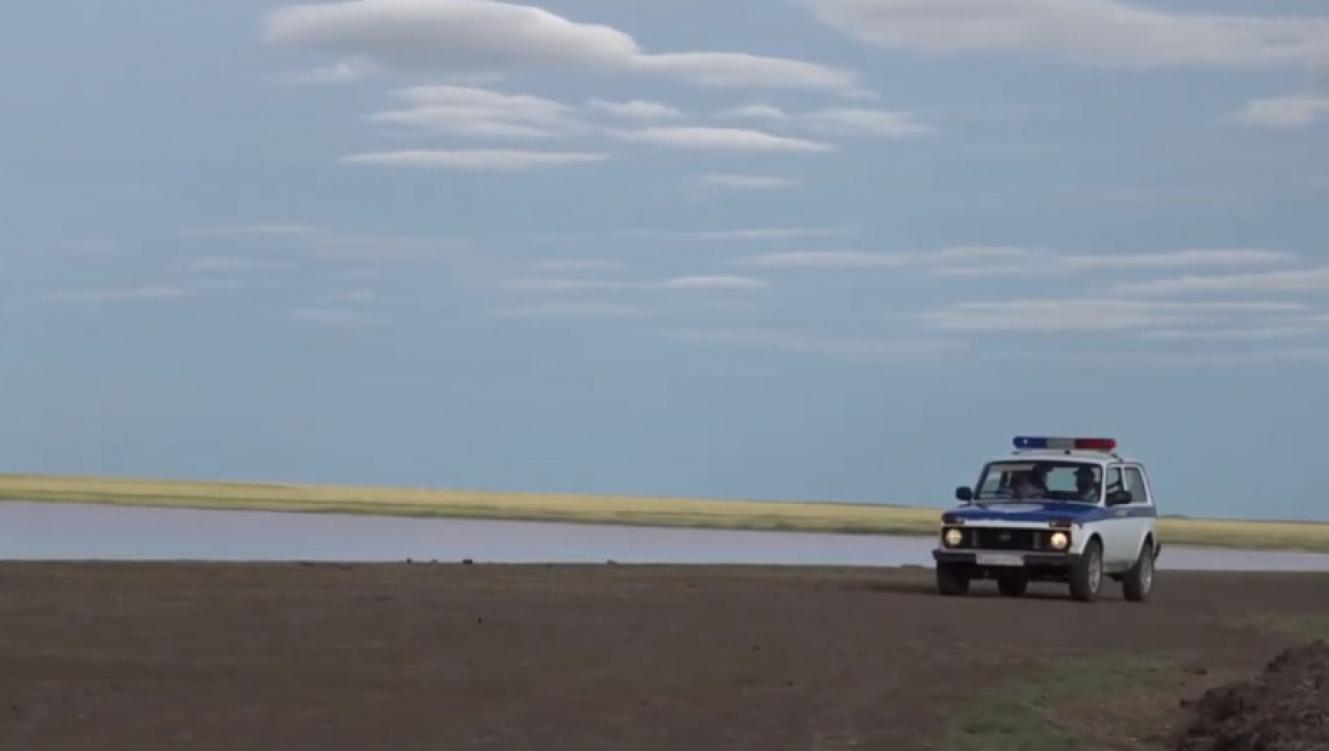 Полиция показала, как охраняется розовое озеро Кобейтуз