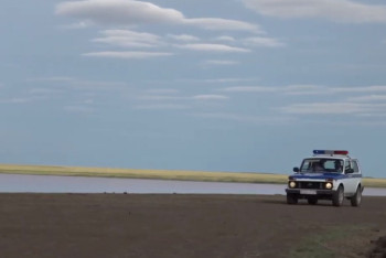 Фотография к новости: Полиция показала, как охраняется розовое озеро Кобейтуз