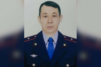 Фотография к новости: Токаев наградил полицейского, прыгнувшего за преступником с 13 этажа