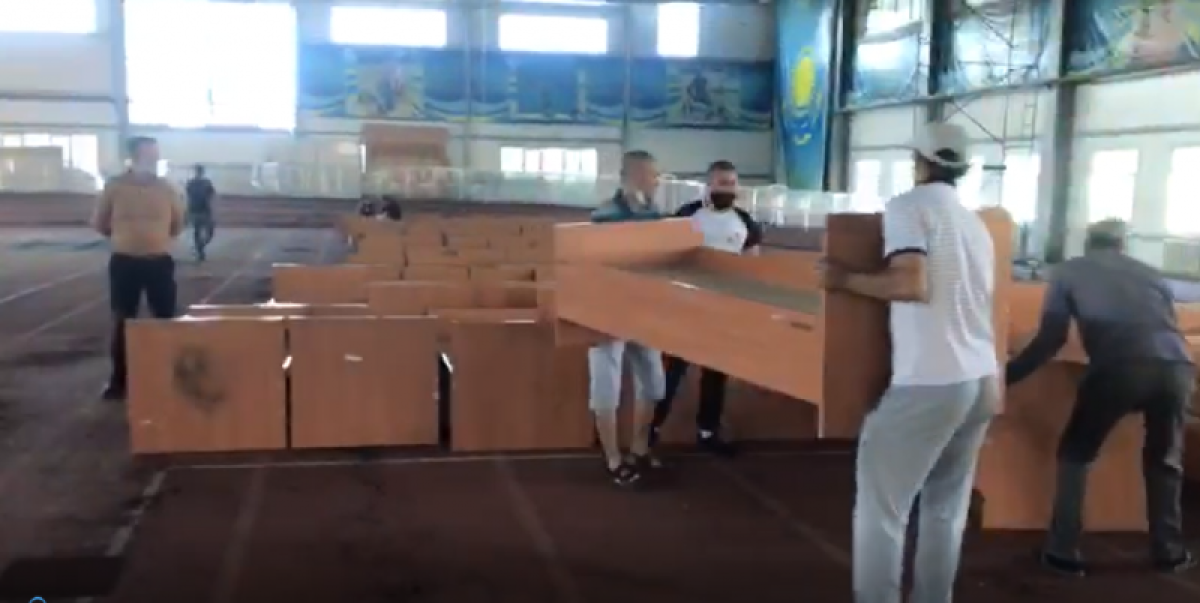 Крупнейший спорткомплекс превратили в провизорный госпиталь в Шымкенте