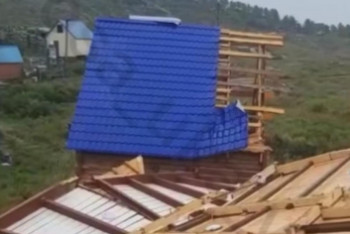 Фотография к новости: Ураган с крупным градом сорвал крыши домов, повалил деревья и побил машины и огороды в ВКО