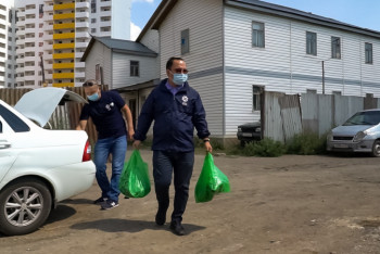 Фотография к новости: Волонтеры в Курбан айт раздают жертвенное мясо нуждающимся в Нур-Султане