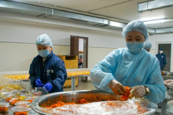 Фотография к новости: Горячие обеды развозят по стационарам в дни Курбан айта в Нур-Султане