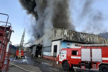 Фотография к новости: Крупный пожар с обрушением кровли тушили на заводском складе в Шымкенте