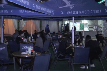 Фотография к новости: Посетители спорткомплекса играли ночью в футбол в Алматы