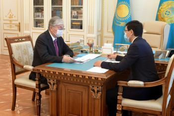 Фотография к новости: Поддержать детей из малообеспеченных семей на "дистанционке" поручил Токаев