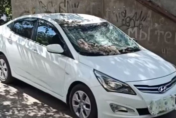 Фотография к новости: Фасад здания рухнул на автомобиль в центре Костаная