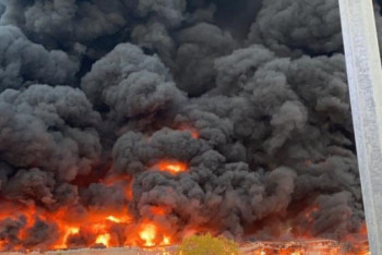 Фотография к новости: Мощный пожар разгорелся на "народном рынке" в ОАЭ