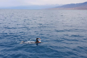 Фотография к новости: За рекордное время переплыл Иссык-Куль казахстанец Виталий Худяков