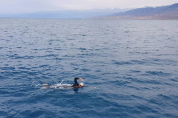 Фотография к новости: За рекордное время переплыл Иссык-Куль казахстанец Виталий Худяков