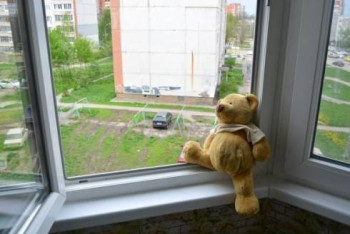 Фотография к новости: Маленький ребенок выпал из окна в Риддере