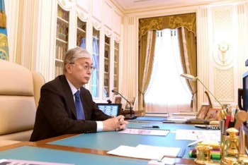 Фотография к новости: Токаев наградил ряд переводчиков к юбилею Абая