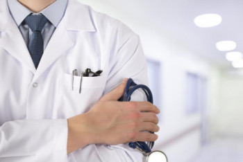 Фотография к новости: Приходит пьяный и хочет секса - работники клиники в Алматинской области пожаловались на директора