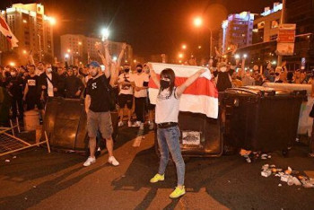 Фотография к новости: Силовики применили светошумовые гранаты и резиновые пули против в протестующих в Минске