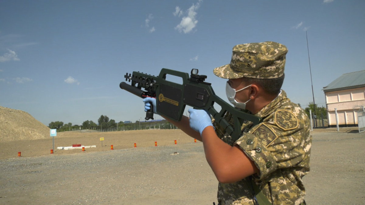 Противодронное ружье показали министру обороны Ермекбаеву в Ушаральском гарнизоне