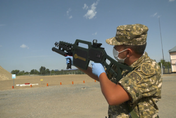 Фотография к новости: Противодронное ружье показали министру обороны Ермекбаеву в Ушаральском гарнизоне