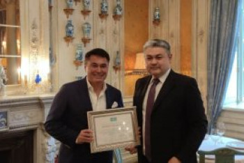 Фотография к новости: Гендиректор российского телеканала "МУЗ-ТВ" получил почетную грамоту от Президента РК