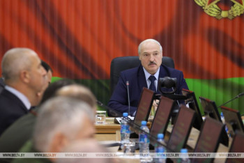 Фотография к новости: Лукашенко: Страну никому не отдадим, ситуацию удержим