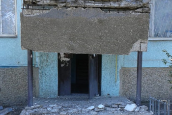 Фотография к новости: Обрушившийся над подъездом козырек едва не убил женщину в Актау