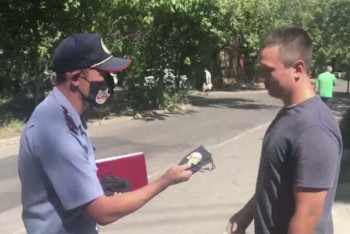 Фотография к новости: Полиция бесплатно раздает медицинские маски на улицах Алматы