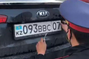 Фотография к новости: Полицейский ездил с подложными номерами в Уральске