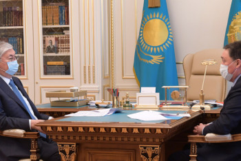 Фотография к новости: Мамин доложил Токаеву о смягчении карантина