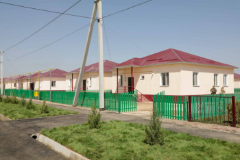 Фотография к новости: Токаев осмотрел новые дома для пострадавших от прорыва дамбы