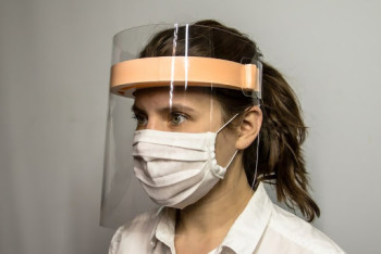 Фотография к новости: Официанты не хотят носить защитные экраны