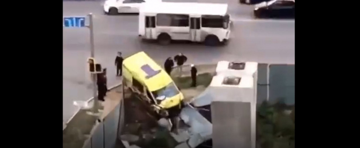 Скорая снесла забор LRT в Нур-Султане