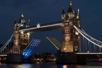 Фотография к новости: Тауэрский мост в Лондоне сломался при разведении