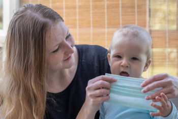 Фотография к новости: С какого возраста ВОЗ рекомендует носить защитные маски детям