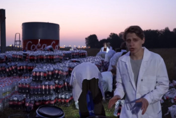 Фотография к новости: Блогер высыпал соду в 10 000 литров колы, снял видео и собрал миллионы просмотров