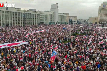 Фотография к новости: Более 200 тысяч противников Лукашенко собрались на митинг в центре Минска