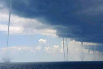 Фотография к новости: Водяные смерчи попали на фото в Актау